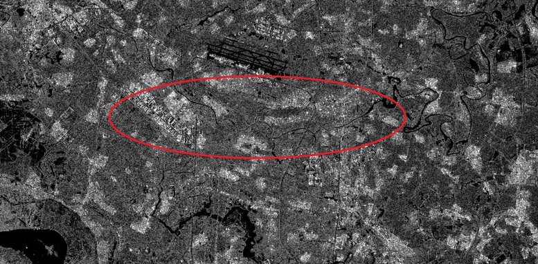 Ảnh Vệ tinh Sentinel-1 thu nhận ngày 03/09/2024, trước khi cơn bão Yagi diễn ra, có thể thấy khu vực sông Cà Lồ (trong vòng màu đỏ) vẫn chưa có hiện tượng ngập lụt.