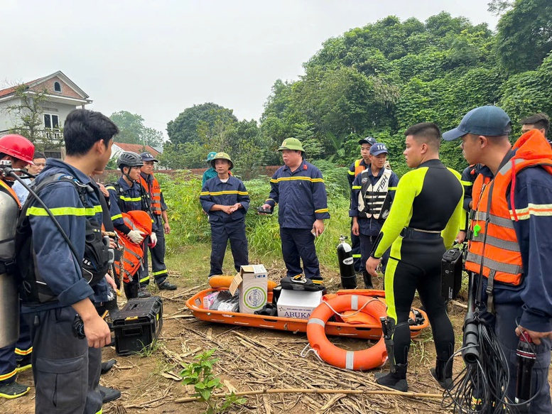 Huy động 30 chiến sĩ trang bị lặn chuyên dụng tiếp cận hiện trường vụ sập cầu Phong Châu- Ảnh 1.