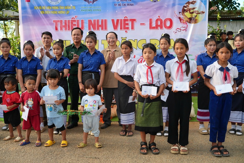 Trung thu ấm áp đến với trẻ em vùng cao, biên giới- Ảnh 1.