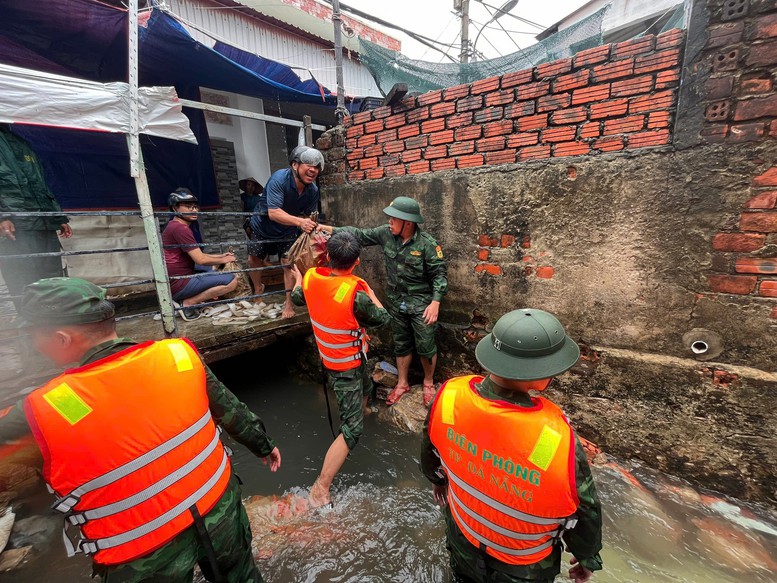 Người dân Đà Nẵng ứng phó bão số 4- Ảnh 8.