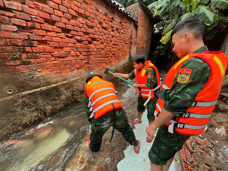 Người dân Đà Nẵng ứng phó bão số 4- Ảnh 9.