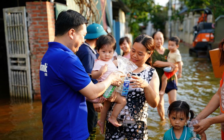 Vinamilk hỗ trợ, động viên người dân và trẻ em các vùng ngập lụt sau bão