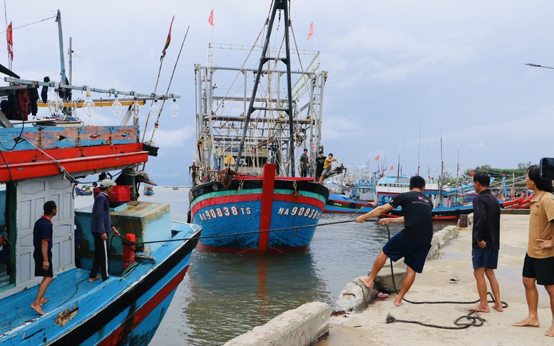 Nhiều địa phương miền Trung cấm biển, sẵn sàng lực lượng cứu hộ, cứu nạn