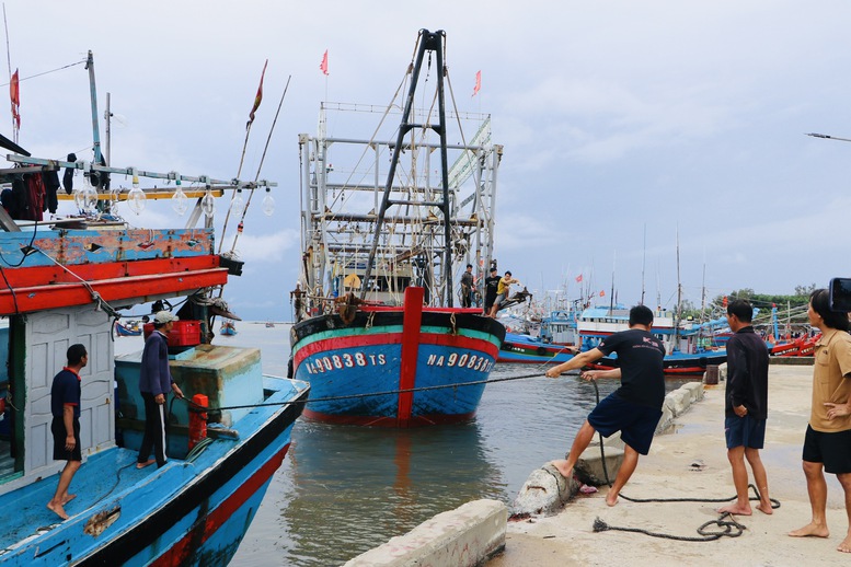 Nhiều địa phương miền Trung cấm biển, sẵn sàng lực lượng cứu hộ, cứu nạn- Ảnh 1.