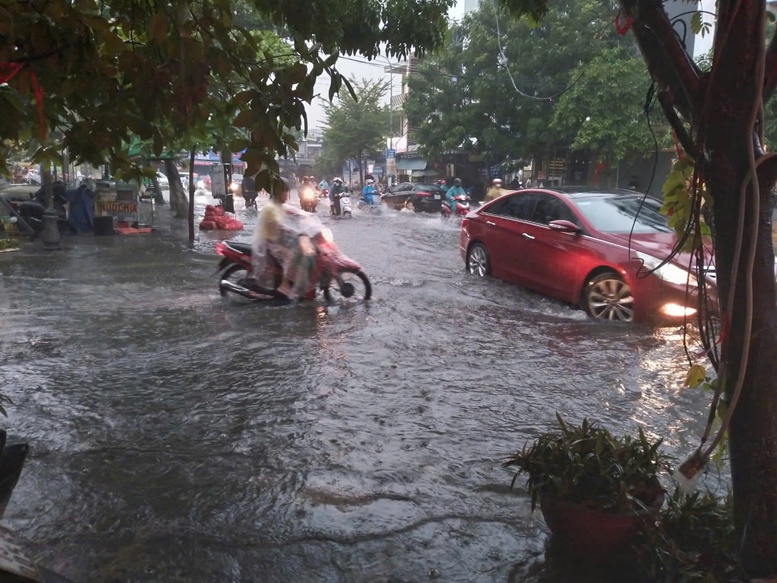 Nhiều địa phương miền Trung cấm biển, sẵn sàng lực lượng cứu hộ, cứu nạn- Ảnh 3.