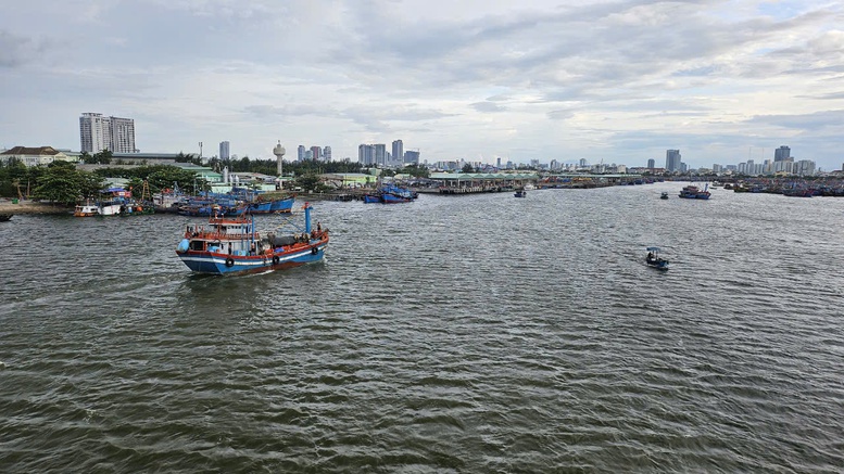 Nhiều địa phương miền Trung cấm biển, sẵn sàng lực lượng cứu hộ, cứu nạn- Ảnh 2.