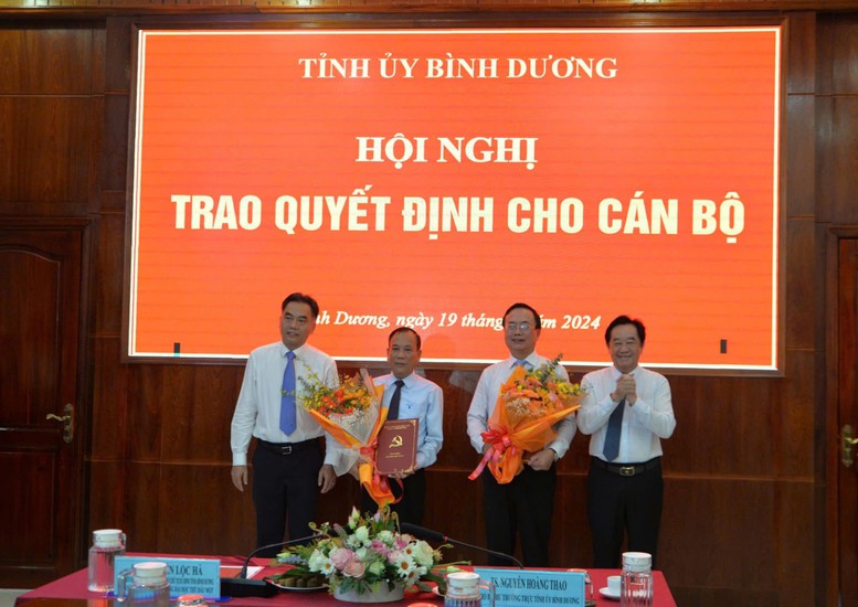 Trao Quyết định công nhận Chủ tịch Hội đồng trường, Hiệu trưởng Trường Đại học Thủ Dầu Một- Ảnh 1.