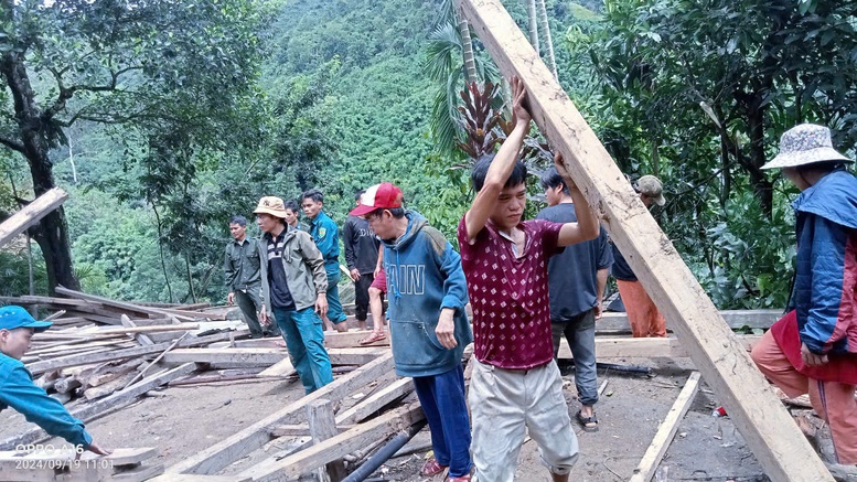 Quảng Nam: Mưa lớn gây sạt lở, di dời khẩn cấp nhiều hộ dân miền núi- Ảnh 1.