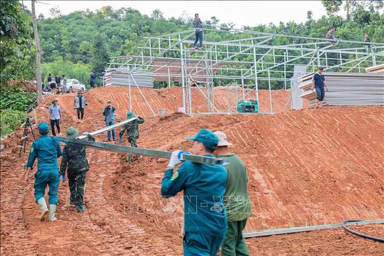 Hoàn thành 25 căn nhà tạm cho người dân Làng Nủ vào ngày 21/9- Ảnh 1.