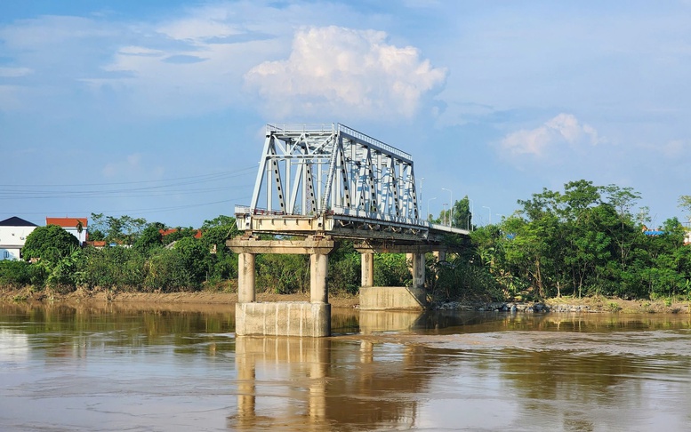 Hơn 9 tỷ đồng trục vớt cầu Phong Châu bị sập