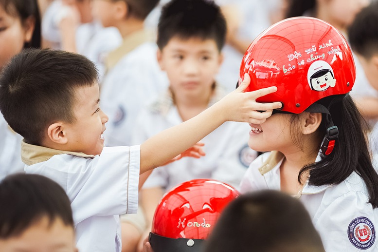 Trao hơn 1,7 triệu mũ bảo hiểm đạt chuẩn cho các em học sinh lớp 1- Ảnh 4.