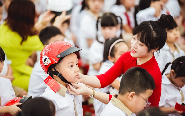 Trao hơn 1,7 triệu mũ bảo hiểm đạt chuẩn cho các em học sinh lớp 1