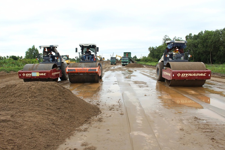 Cát về đủ, nỗ lực tăng tốc bù tiến độ cho cao tốc Cần Thơ-Cà Mau- Ảnh 1.