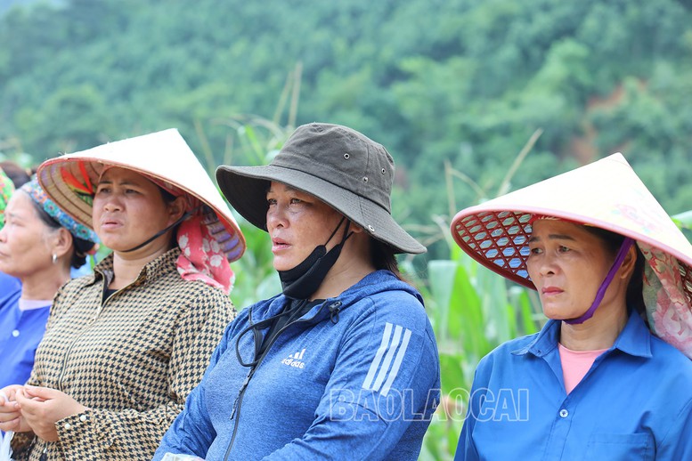 Xúc động ngày chia tay lực lượng quân đội cứu nạn ở Làng Nủ- Ảnh 4.