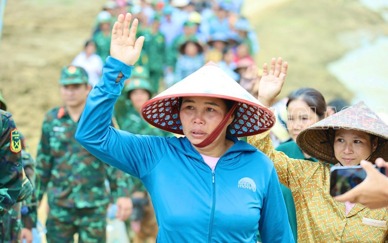 Xúc động ngày chia tay lực lượng quân đội cứu nạn ở Làng Nủ