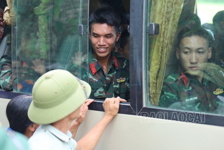 Xúc động ngày chia tay lực lượng quân đội cứu nạn ở Làng Nủ- Ảnh 19.