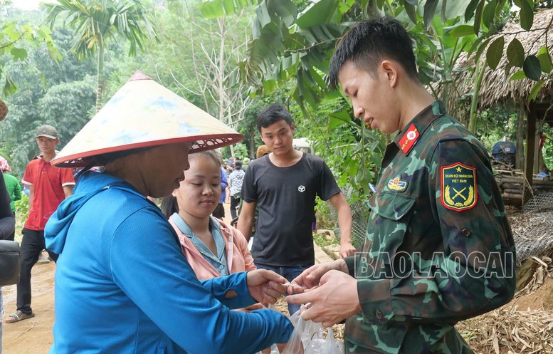 Xúc động ngày chia tay lực lượng quân đội cứu nạn ở Làng Nủ- Ảnh 11.