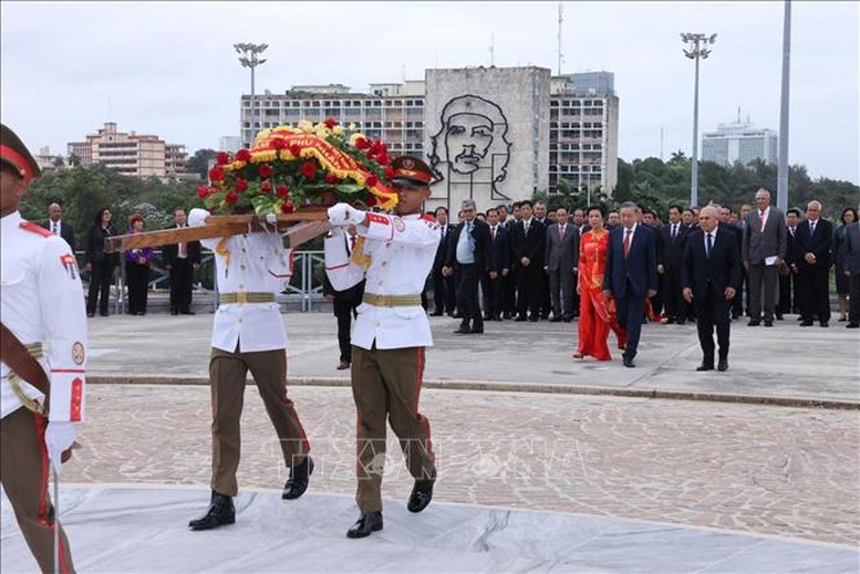 Tổng Bí thư, Chủ tịch nước Tô Lâm và Phu nhân cùng Đoàn đại biểu cấp cao Việt Nam đặt hoa tại Đài tưởng niệm Anh hùng dân tộc Cuba Jose Marti ở thủ đô La Habana