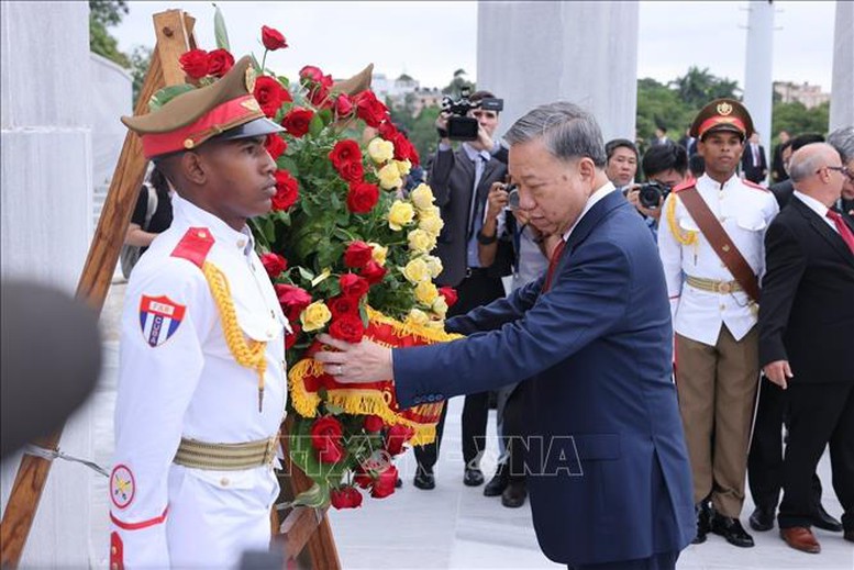 Tổng Bí thư, Chủ tịch nước Tô Lâm đặt vòng hoa tại Đài tưởng niệm Anh hùng dân tộc Cuba Jose Marti- Ảnh 2.