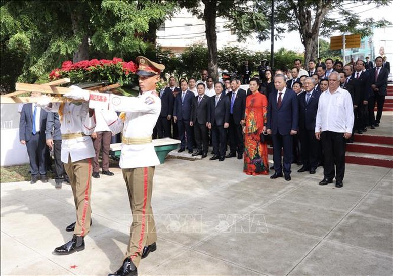 Tổng Bí thư, Chủ tịch nước Tô Lâm đặt vòng hoa tại Tượng đài Chủ tịch Hồ Chí Minh ở La Habana- Ảnh 2.