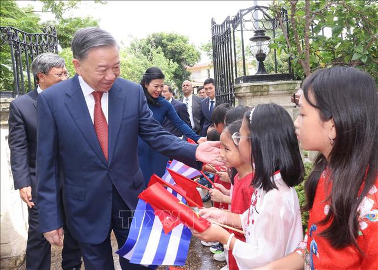 Tổng Bí thư, Chủ tịch nước Tô Lâm thăm Đại sứ quán và cộng đồng người Việt Nam tại Cuba- Ảnh 2.