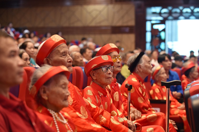 Người cao tuổi là kho tàng tri thức, kinh nghiệm mà chúng ta cần trân trọng và học hỏi- Ảnh 3.