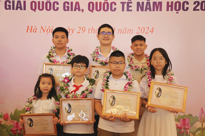 Công đoàn viên chức Việt Nam tuyên dương học sinh đạt giải quốc gia, quốc tế năm 2023-2024- Ảnh 2.