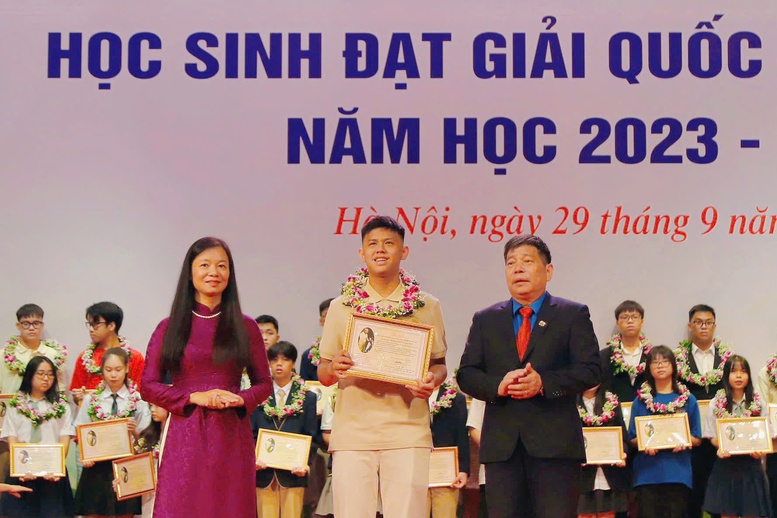 Công đoàn viên chức Việt Nam tuyên dương học sinh đạt giải quốc gia, quốc tế năm 2023-2024- Ảnh 3.