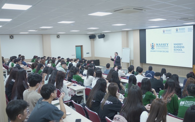 HSB khơi gợi tinh thần khởi nghiệp cho tân sinh viên
