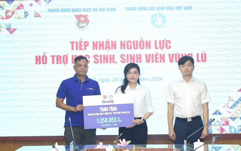 Chương trình 'Vượt thiên tai – Tiếp bước tương lai' của Vinamilk hỗ trợ 6 tỷ đồng cho trẻ em vùng bão lũ- Ảnh 1.