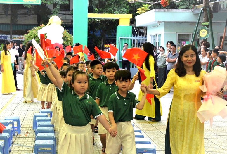 Học sinh miền Trung tưng bừng khai giảng năm học mới- Ảnh 1.