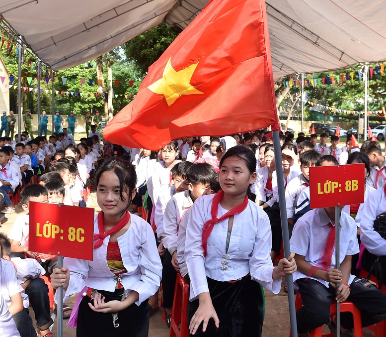 Phó Thủ tướng Lê Thành Long dự khai giảng, trao học bổng cho học sinh tỉnh Hòa Bình- Ảnh 5.