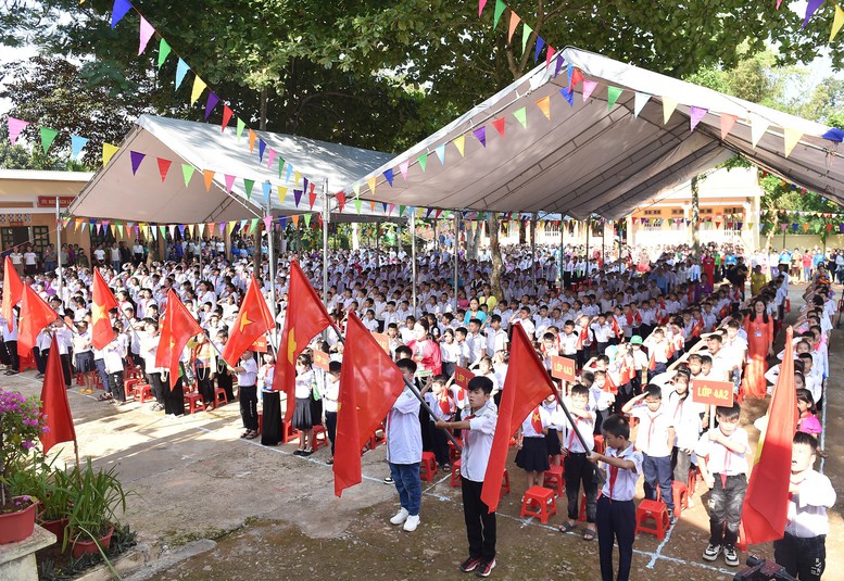 Phó Thủ tướng Lê Thành Long dự khai giảng, trao học bổng cho học sinh tỉnh Hòa Bình- Ảnh 3.