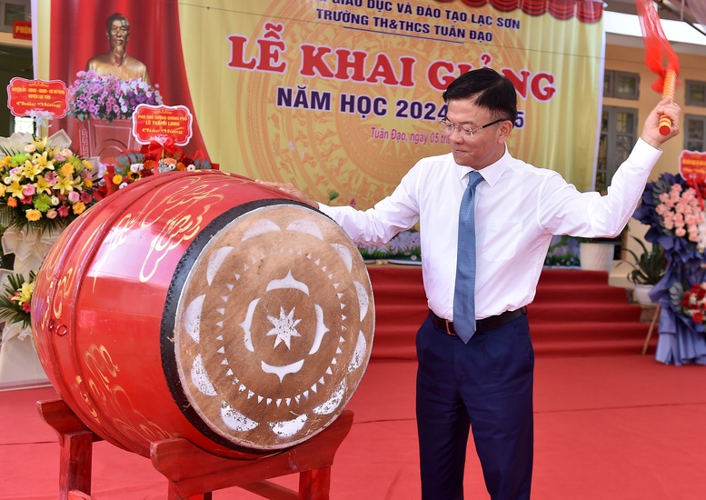 Phó Thủ tướng Lê Thành Long dự khai giảng, trao học bổng cho học sinh tỉnh Hòa Bình- Ảnh 2.