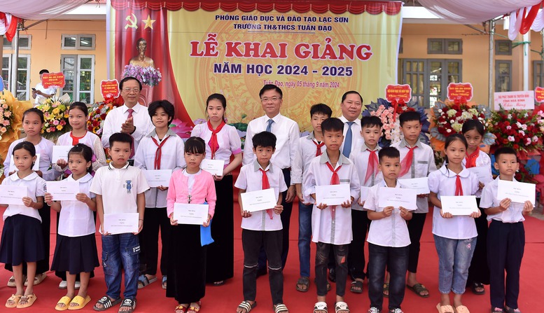 Phó Thủ tướng Lê Thành Long dự khai giảng, trao học bổng cho học sinh tỉnh Hòa Bình- Ảnh 7.