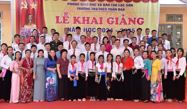 Phó Thủ tướng Lê Thành Long dự khai giảng, trao học bổng cho học sinh tỉnh Hòa Bình- Ảnh 11.