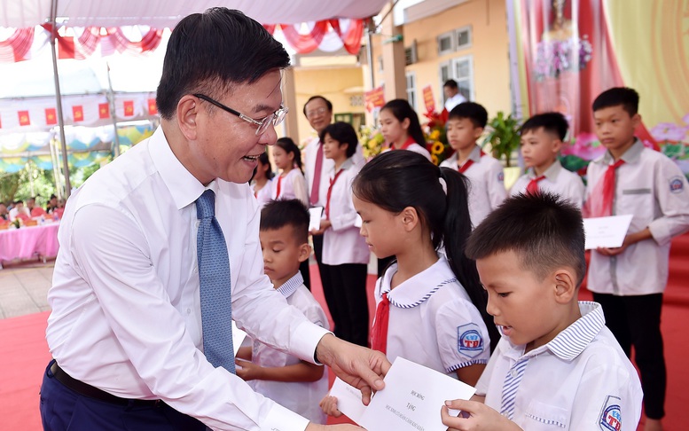 Phó Thủ tướng Lê Thành Long dự khai giảng, trao học bổng cho học sinh tỉnh Hòa Bình