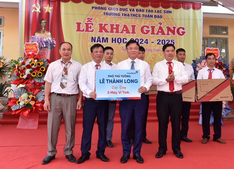 Phó Thủ tướng Lê Thành Long dự khai giảng, trao học bổng cho học sinh tỉnh Hòa Bình- Ảnh 8.