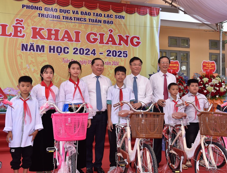 Phó Thủ tướng Lê Thành Long dự khai giảng, trao học bổng cho học sinh tỉnh Hòa Bình- Ảnh 9.