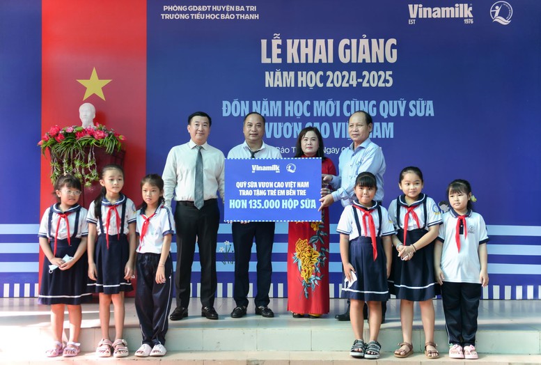 Học sinh Bến Tre đón ngày khai giảng đặc biệt cùng Vinamilk và Quỹ sữa vươn cao Việt Nam- Ảnh 1.