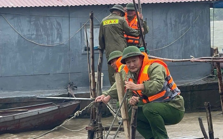 Công an các địa phương căng mình giúp dân trong mưa bão