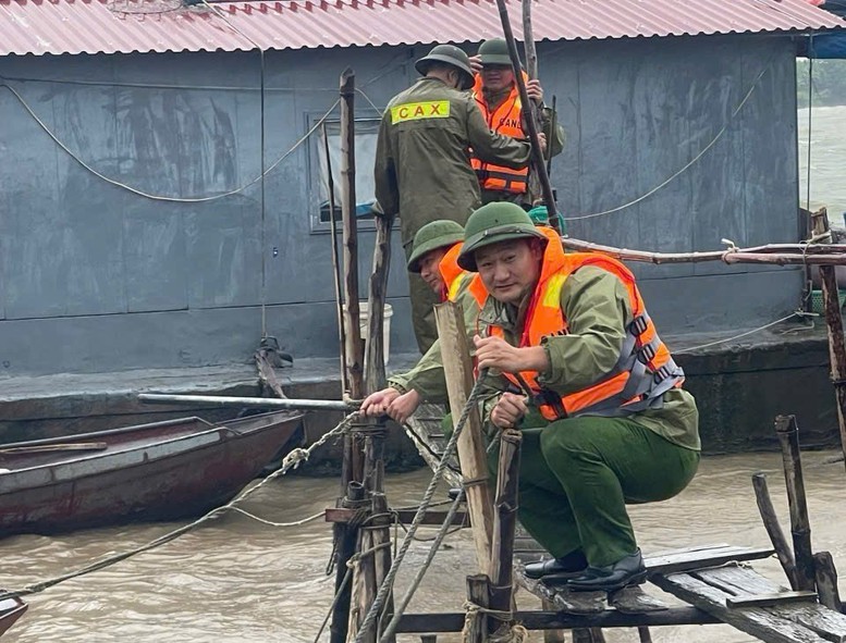 Công an các địa phương căng mình giúp dân trong mưa bão- Ảnh 5.