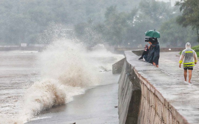 CẬP NHẬT: Tâm bão số 3 đã đi vào đất liền, Hà Nội có gió giật cấp 10