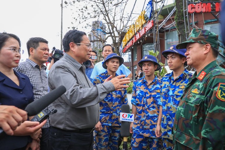 Thủ tướng đi thị sát, động viên người dân và chỉ đạo khắc phục hậu quả bão số 3 tại Quảng Ninh- Ảnh 6.