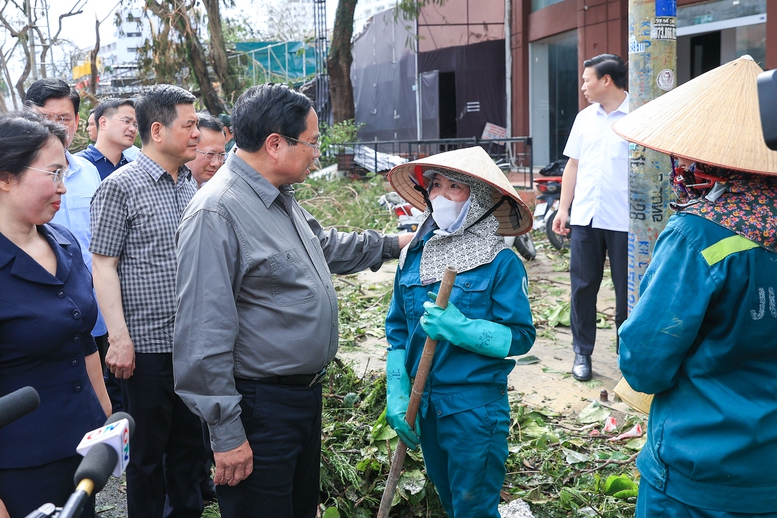 Thủ tướng đi thị sát, động viên người dân và chỉ đạo khắc phục hậu quả bão số 3 tại Quảng Ninh- Ảnh 8.