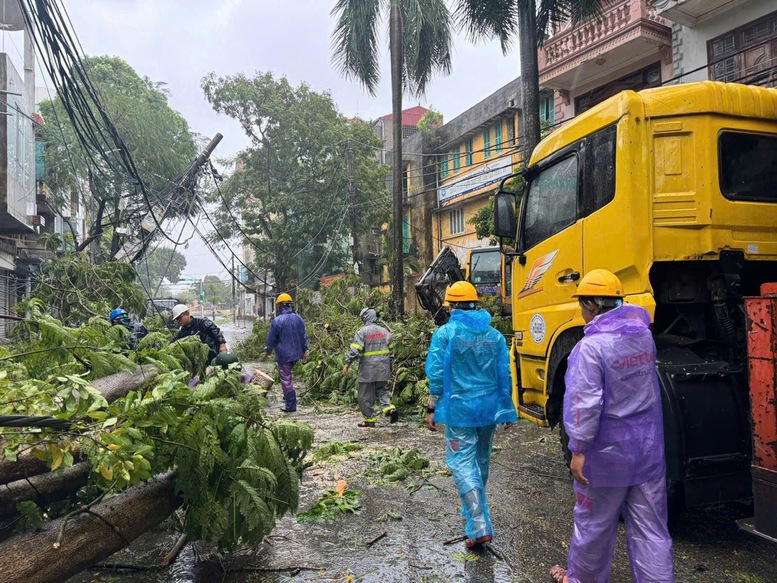 Khẩn trương khôi phục thông tin liên lạc tại Hải Phòng và Quảng Ninh- Ảnh 2.