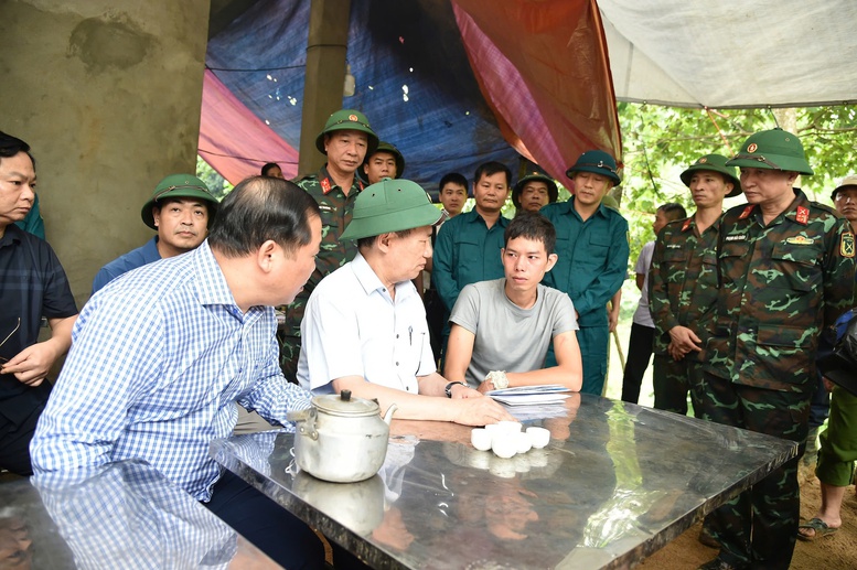 Phó Thủ tướng Hồ Đức Phớc chia buồn cùng gia đình nạn nhân vụ sạt lở tại Hòa Bình- Ảnh 2.