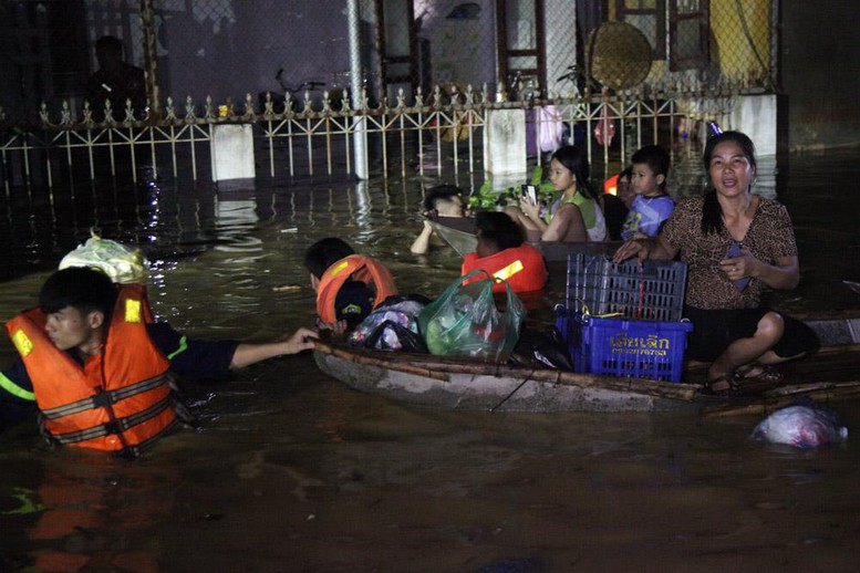Lực lượng Công an tiếp tục giải cứu người dân, tài sản đến nơi an toàn trong vùng lũ- Ảnh 1.