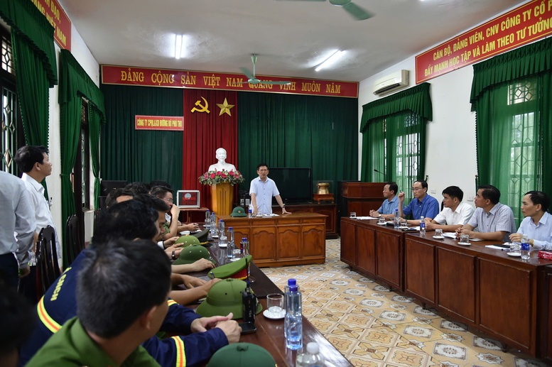 Chùm ảnh: Phó Thủ tướng Hồ Đức Phớc chỉ đạo cứu nạn cứu hộ vụ sập cầu Phong Châu, Phú Thọ- Ảnh 3.