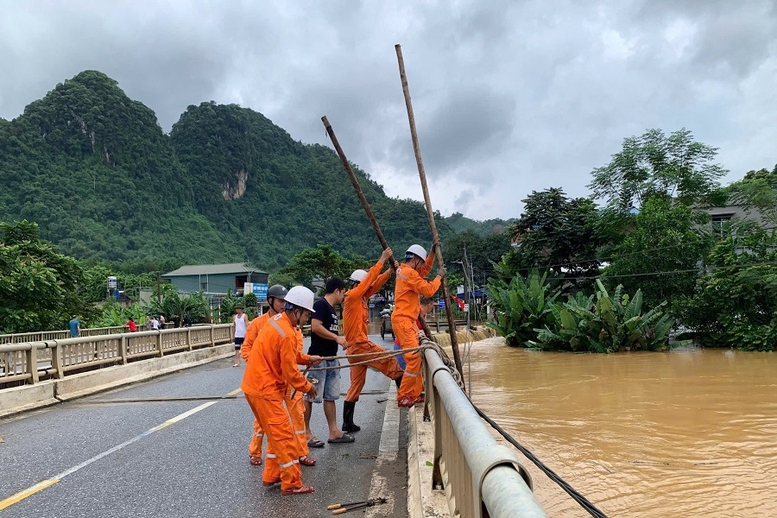 Hoàn lưu bão số 3 gây ảnh hưởng lớn tới cung ứng điện một số tỉnh miền núi phía Bắc- Ảnh 1.